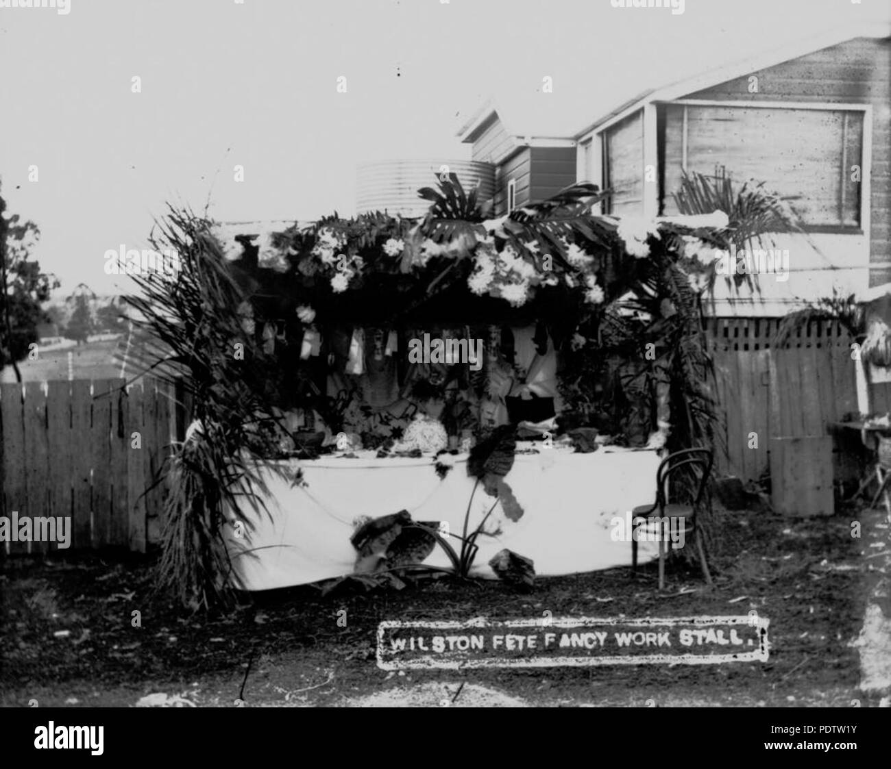207 StateLibQld 1 113448 phantastische Arbeit Stand beim Wilston Fete, Brisbane, 1914 Stockfoto