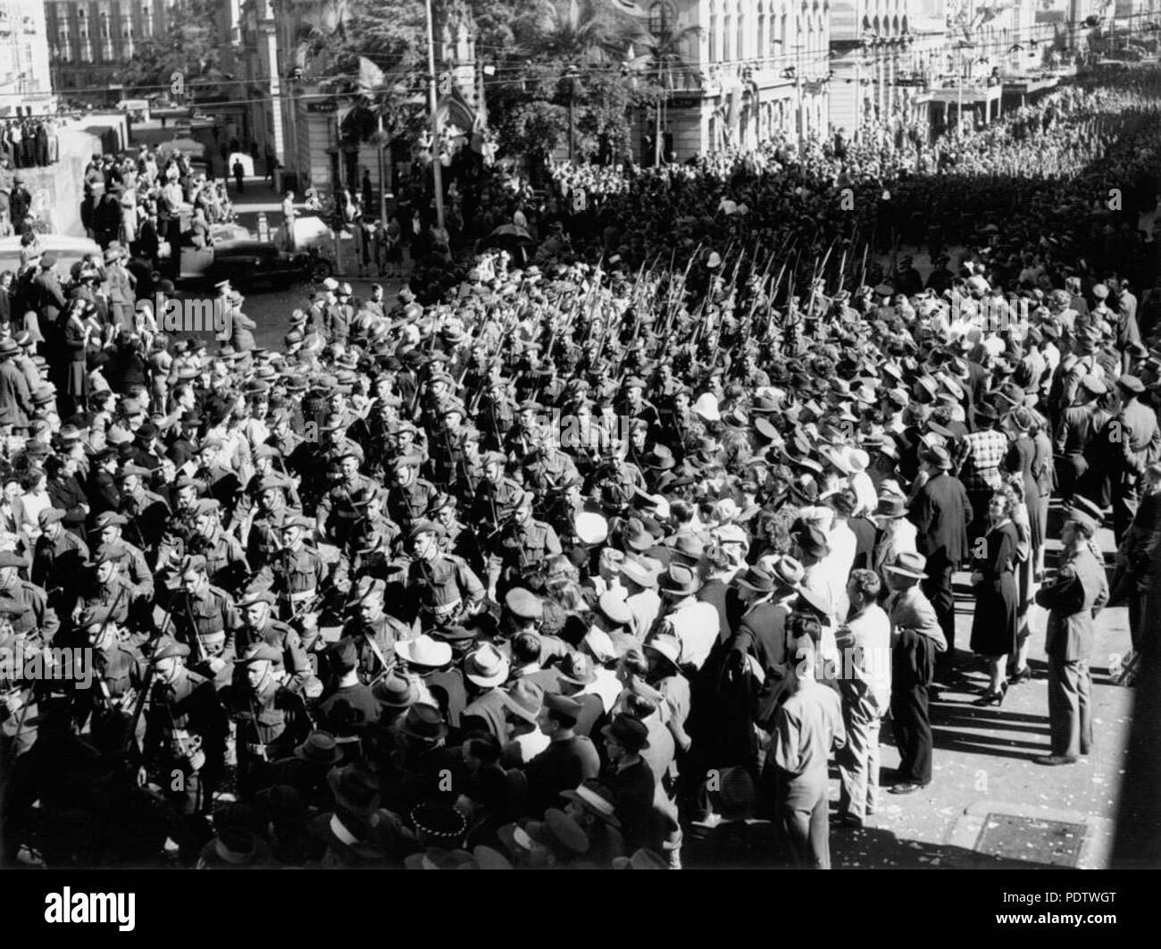209 StateLibQld 1 117172 Zuschauer säumen die Straße, Soldaten auf der Parade in der Queen Street Brisbane, Ca. 1944 Stockfoto