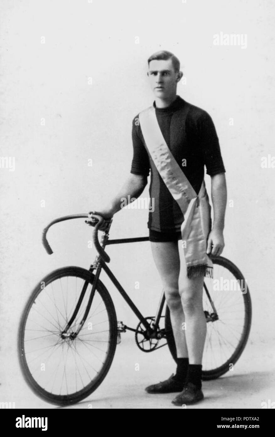 212 StateLibQld 1 122084 Bill Muir der Kangaroo Point Fahrrad Club Stockfoto