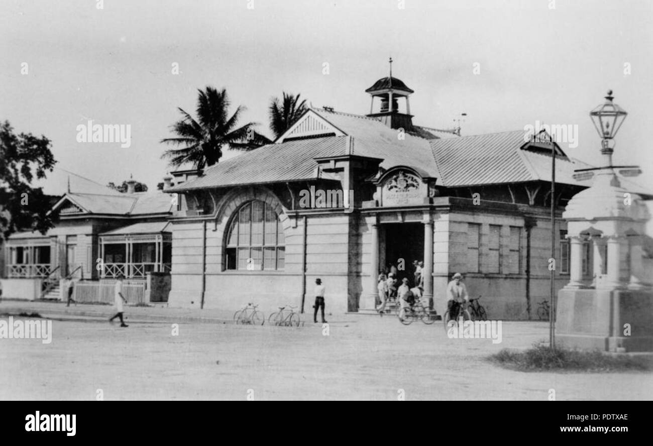 212 StateLibQld 1 122140 Radfahrer vor der Cairns Post Office Building, Ca. 1913 Stockfoto