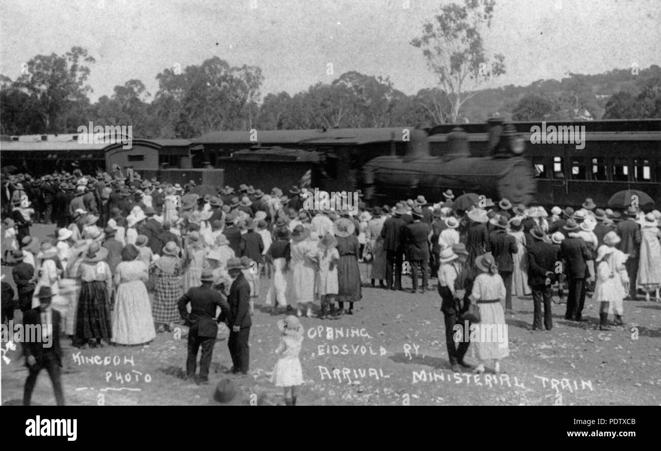 212 StateLibQld 1 122538 Massen für die Ankunft der ministeriellen Zug am Bahnhof versammelt Eidsvold, Ca. 1920 Stockfoto