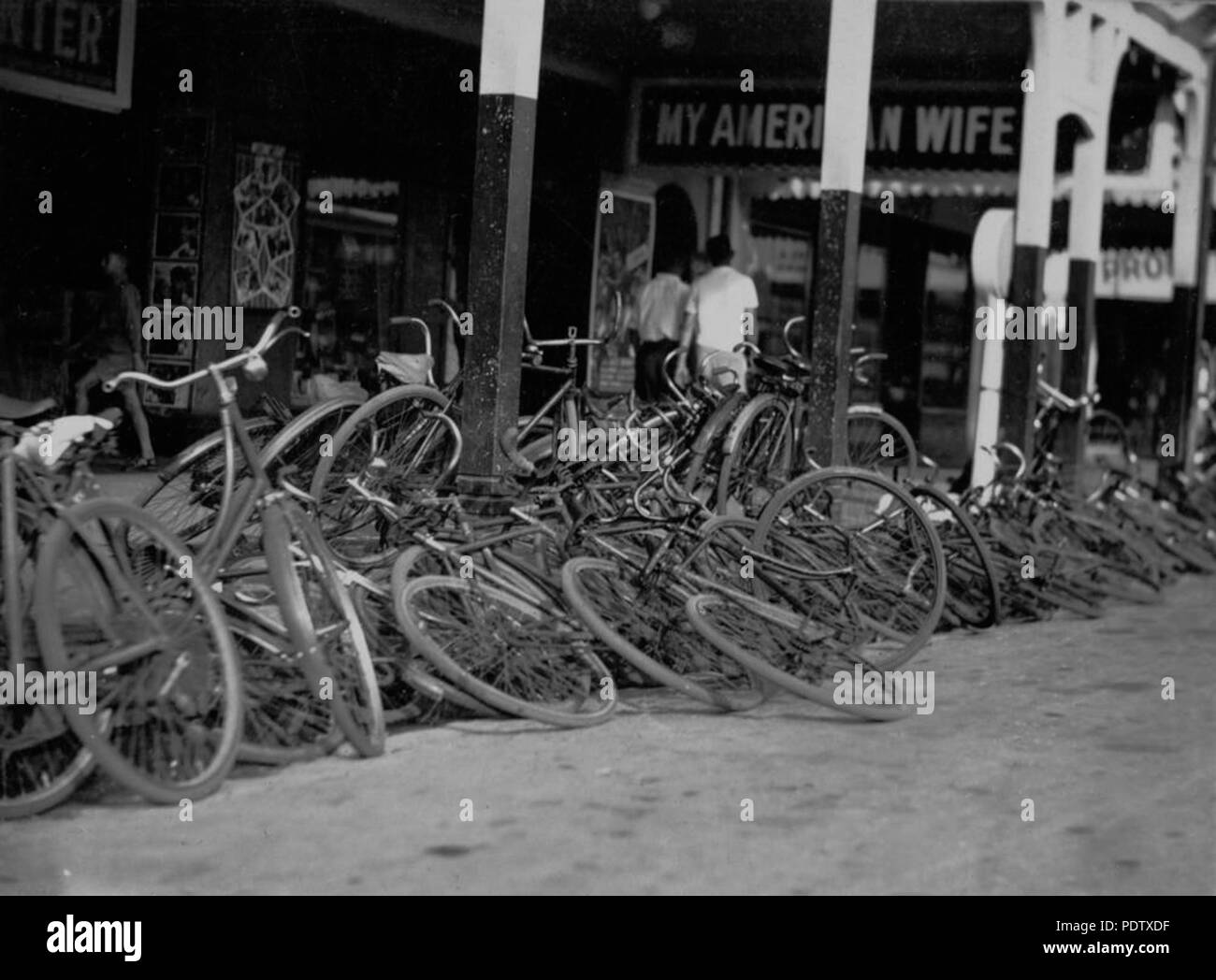 212 StateLibQld 1 122833 Fahrräder stapelten sich außerhalb ein Bild Theater in Cairns, Ca. 1915 Stockfoto