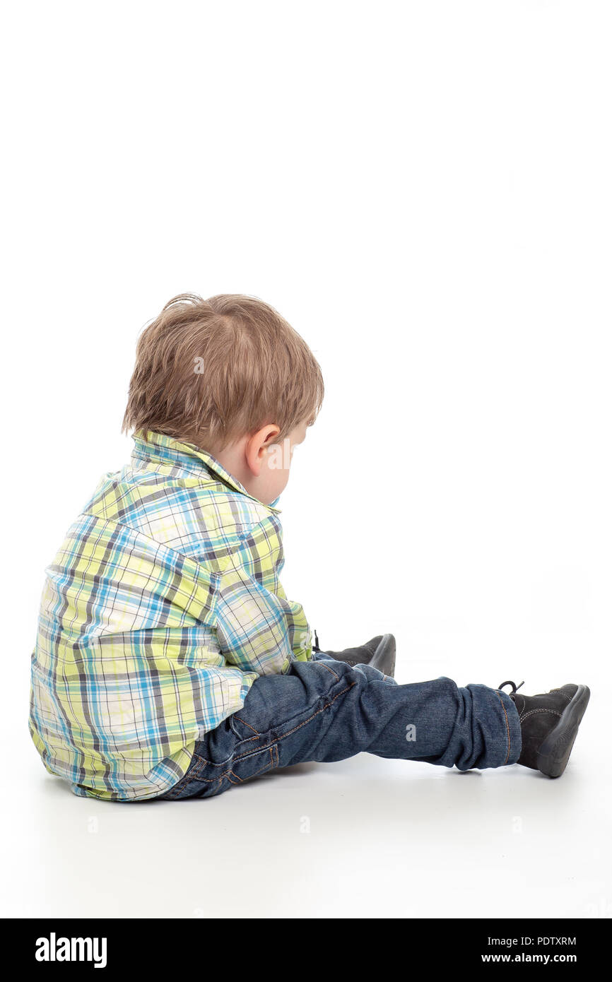 Emotionales Porträt eines Kindes. Negative Emotionen Konzept isoliert auf einem weißen Hintergrund. Stockfoto