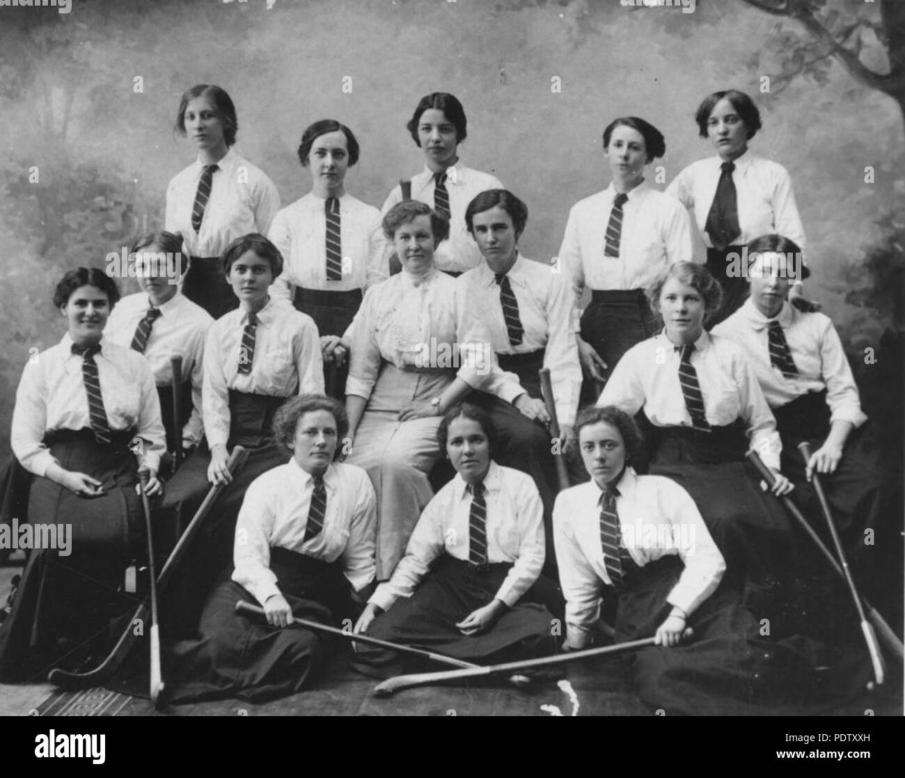 216 StateLibQld 1 129597 Universität von Queensland Hockey Team portrait Mädchen, Ca. 1913 Stockfoto