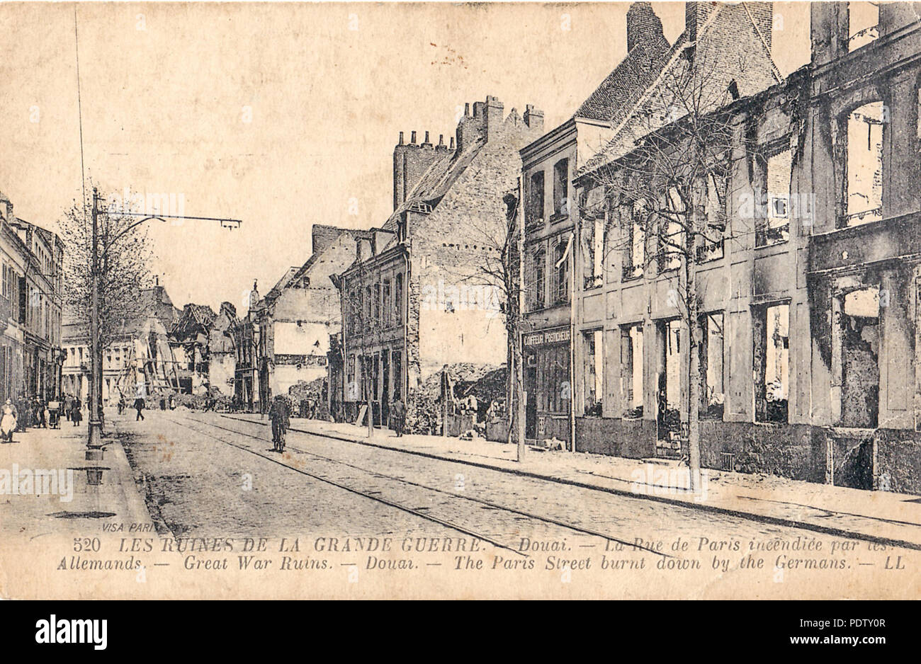 210 LL 520-LES RUINEN DE LA GRANDE GUERRE-DOUAI - La Rue de Paris incendiée par les Allemands Stockfoto