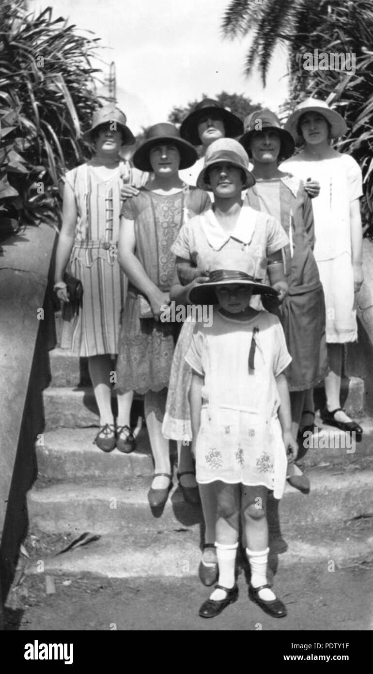 217 StateLibQld 1 130271 Gruppe von jungen Frauen und Mädchen, vielleicht in den Dalby Bezirk, Ca. 1926 Stockfoto