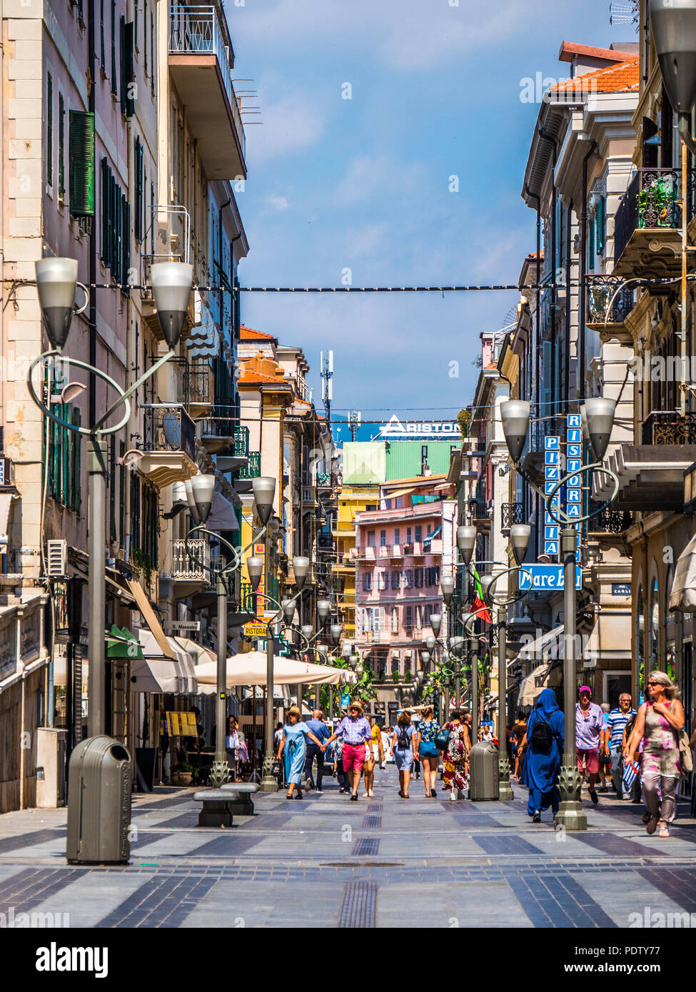 Sanremo, Italien - 10 Juli 2018: Fußgängerzone in San Remo, Italien Stockfoto