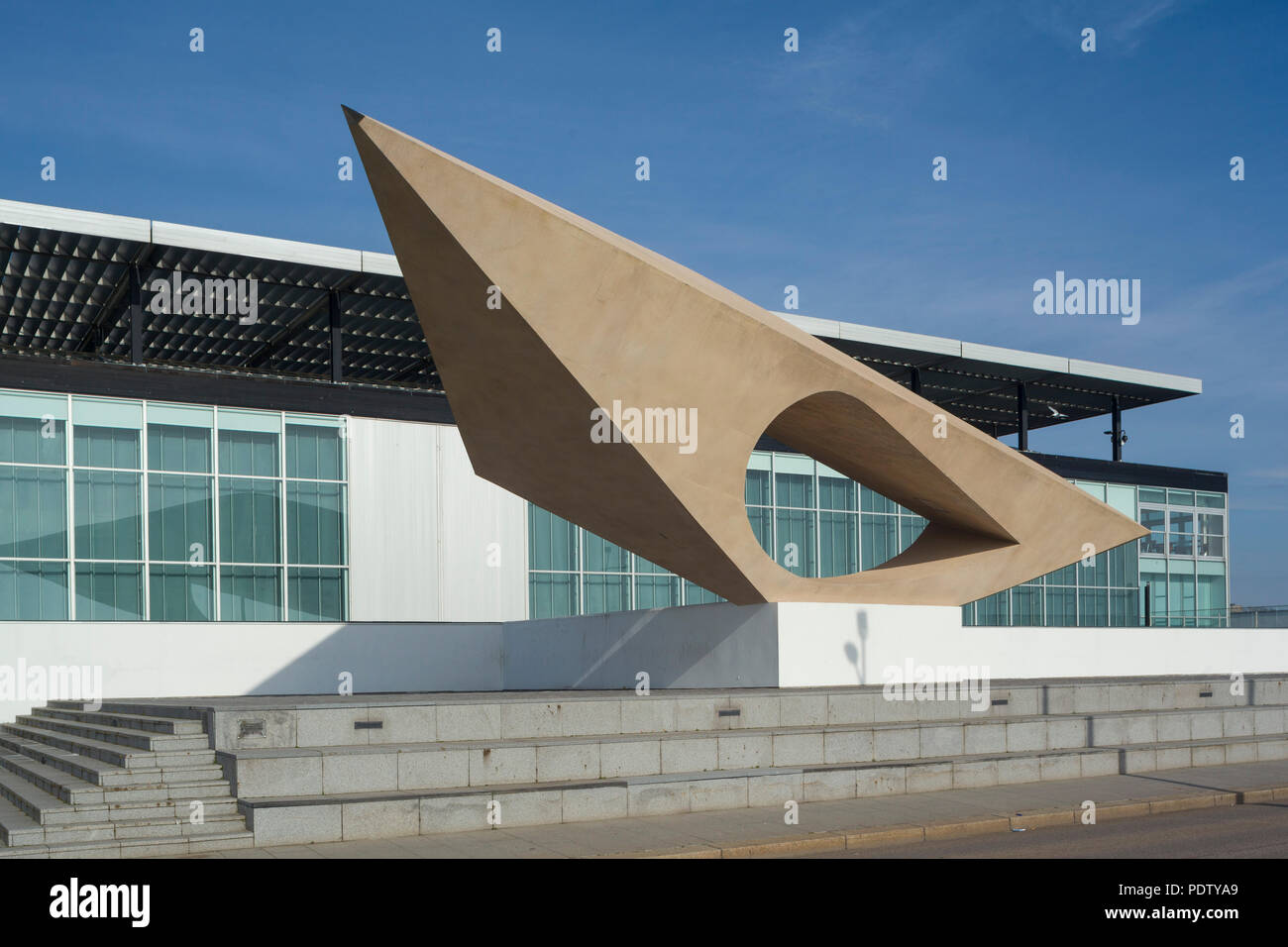 Musée d'Art Moderne André Malraux, Musée Malraux, MUMA, Le Havre, Normandie, Frankreich und die Skulptur 'Adam das Signal" von Henri Georges Adam Stockfoto