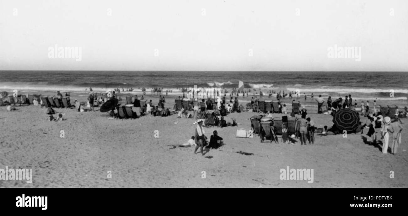 218 StateLibQld 1 132416 Urlauber genießen den Strand in Southport, 1935 Stockfoto