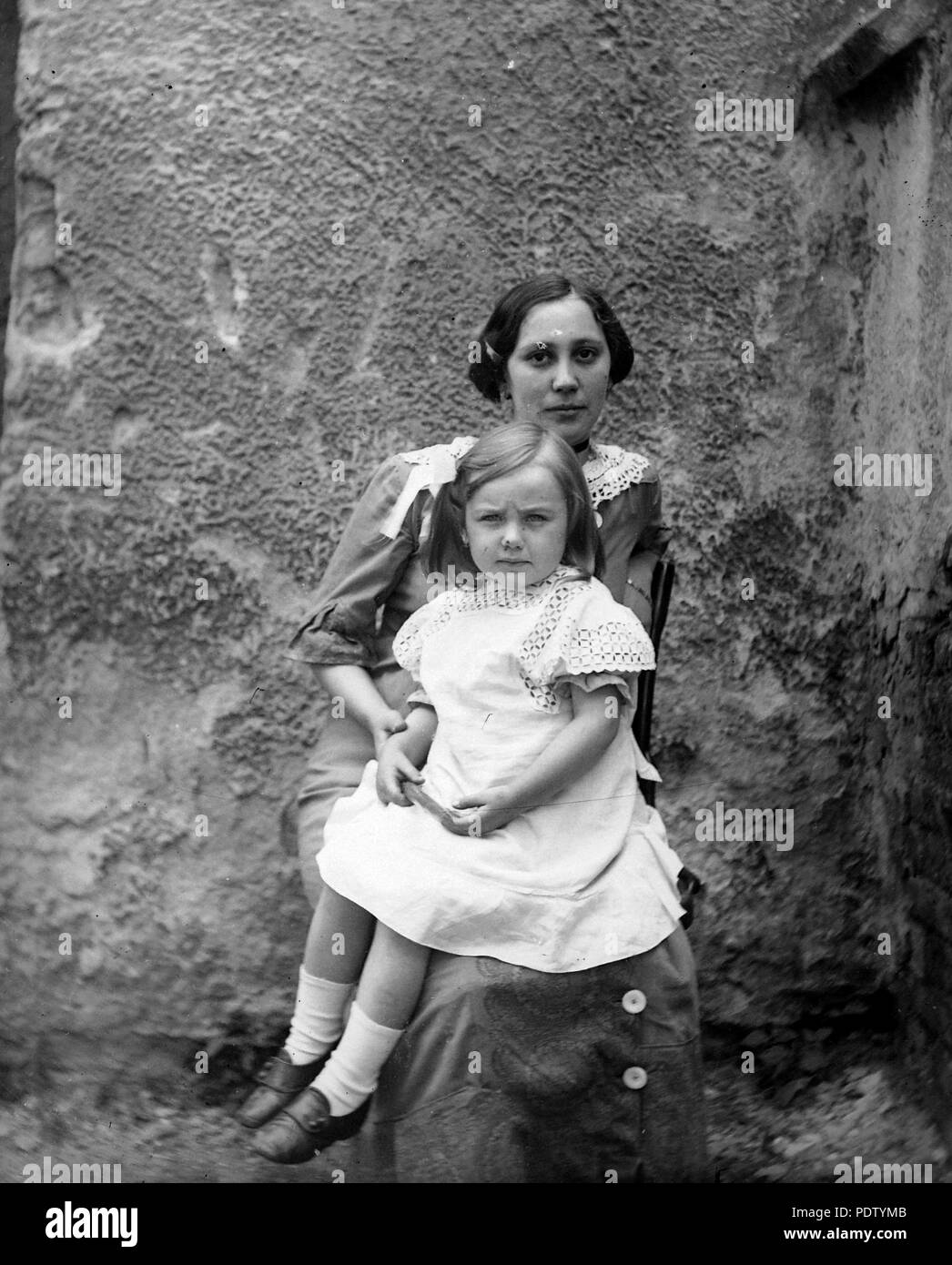 230 Mutter, Kind, Mädchen, Hof Fortepan 11479 Stockfoto