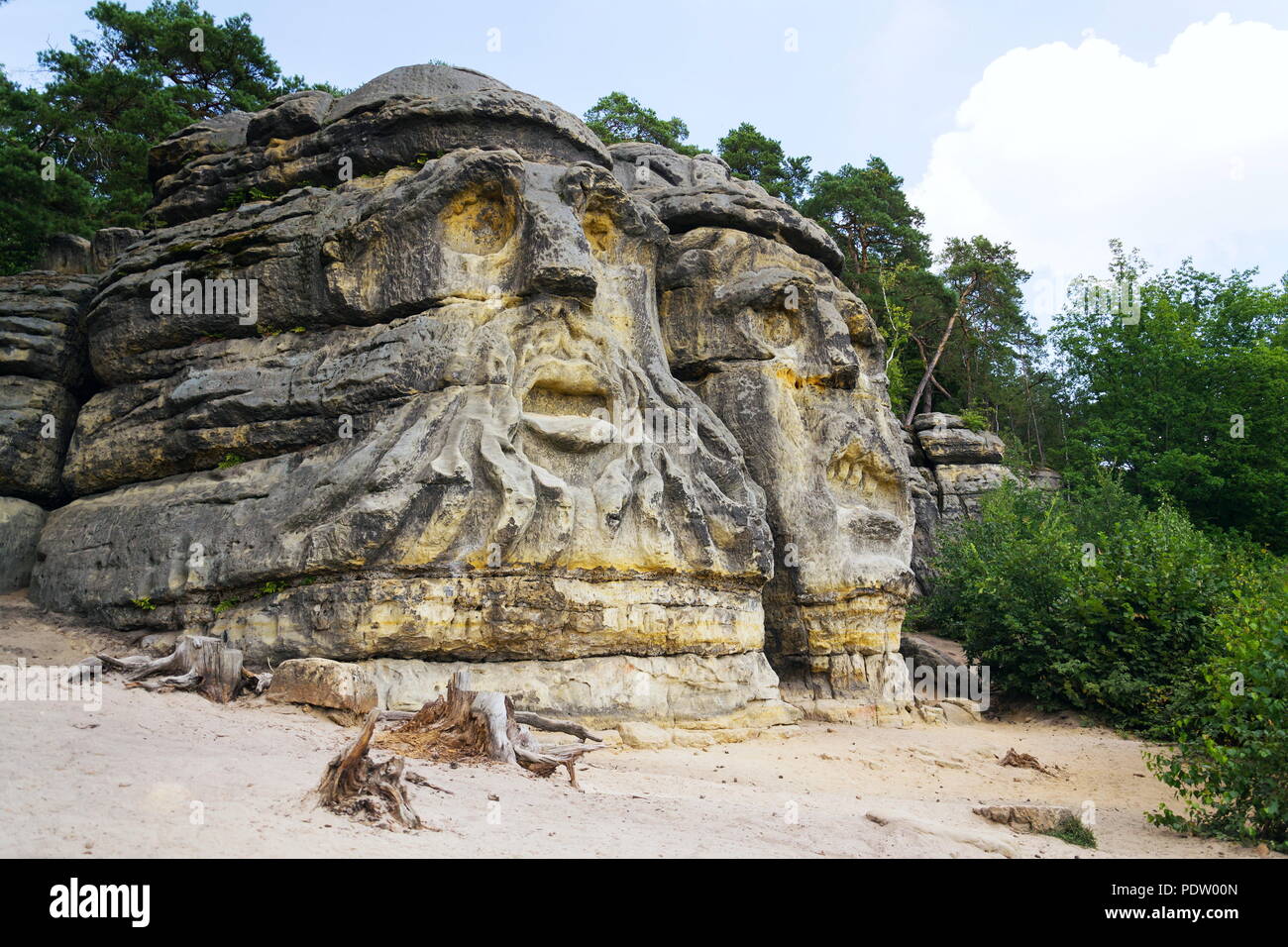 Sandsteinfelsen Skulpturen Teufel Köpfe in der Nähe von Zelizy, Tschechische Republik Stockfoto