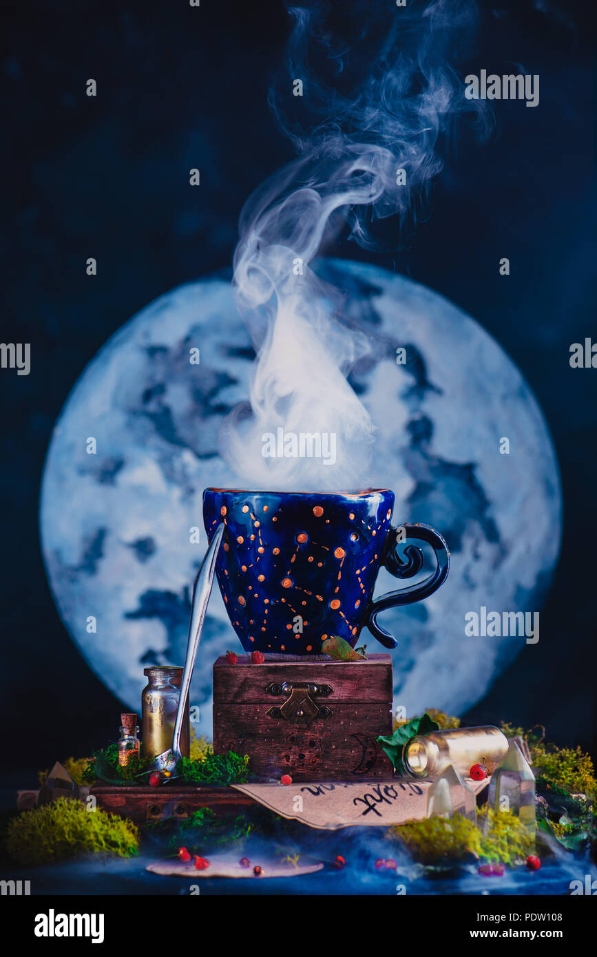 Astronomie oder Astrologie Stillleben mit Mond, Kristalle, Moos und trank Flaschen. Keramiktasse mit Konstellationen in eine Hexe oder Zauberer Arbeitsplatz. Magic Stockfoto