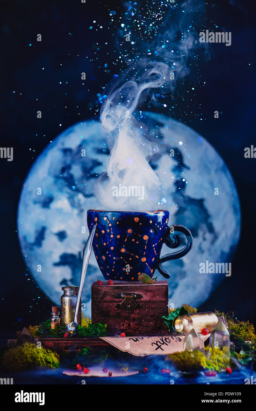 Keramiktasse mit Konstellationen in eine Hexe oder Zauberer Arbeitsplatz. Astronomie oder Astrologie Stillleben mit Mond, Kristalle, Moos und trank Flaschen. Magic Stockfoto