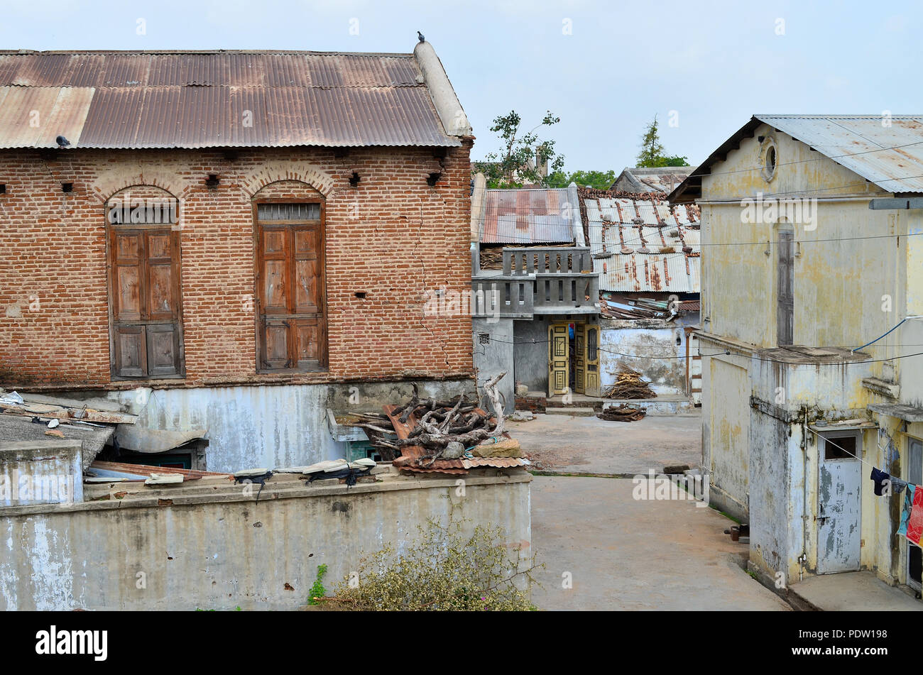 Traditionelle Häuser neben einem alten leeren Dorfstraße in Indien Stockfoto