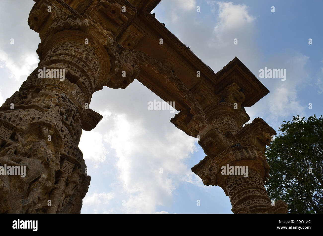 Alte Hindu Temple Gate in Indien gewölbt geschnitzt Stockfoto
