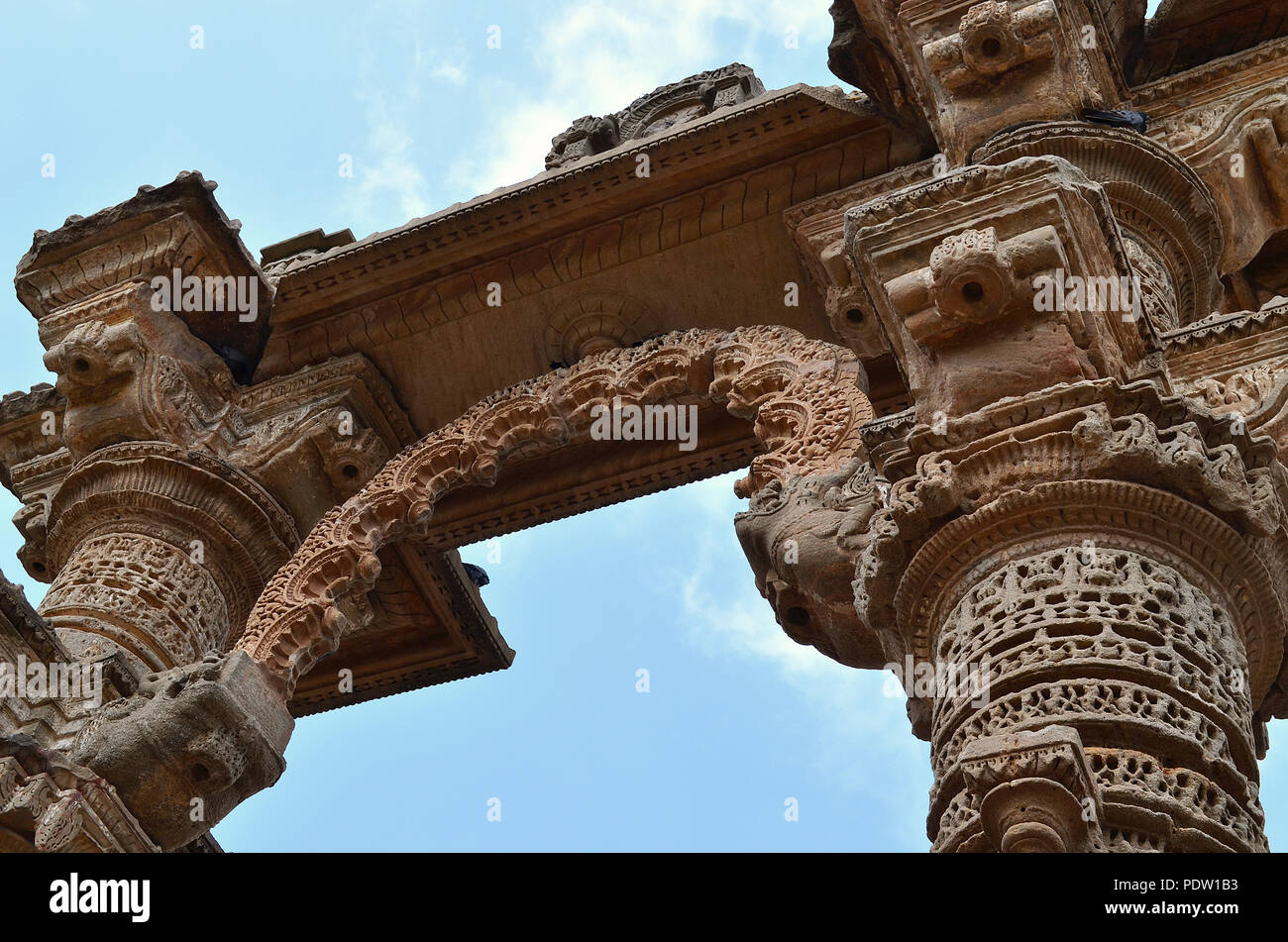 Alte Hindu Temple Gate in Indien gewölbt geschnitzt Stockfoto