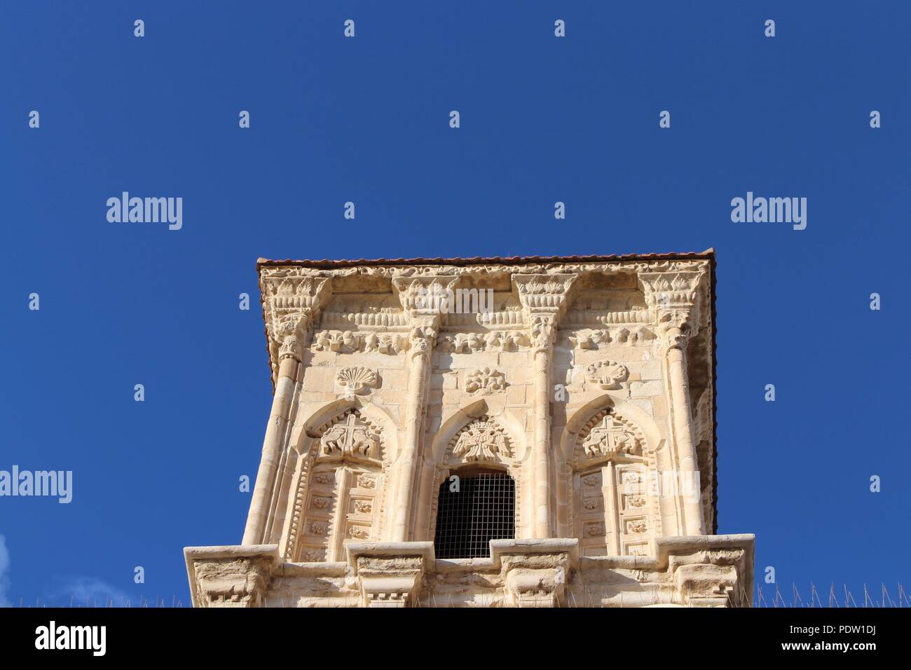 Detail der Glockenturm der mittelalterlichen Kirche des hl. Lazarus in Larnaca, Zypern. Stockfoto