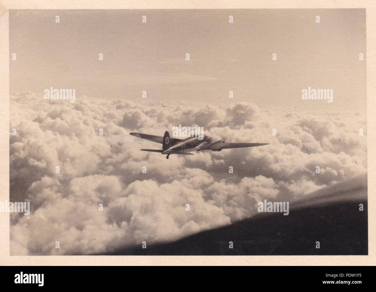 Bild aus dem Fotoalbum von Oberfeldwebel Karl gendner von 1. Staffel, Kampfgeschwader 40: Luft-zu-Ansicht einer Heinkel He 111 E der 8./KG 355 über den Wolken 1938 fliegen. Karl Gendner wurde zu 8./KG 355 und in Giebelstadt in Bayern zu dieser Zeit. Stockfoto