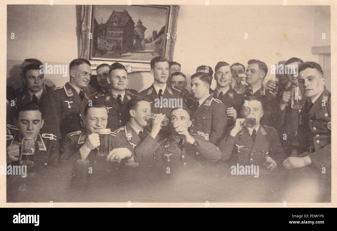 Bild aus dem Fotoalbum von Oberfeldwebel Karl gendner von 1. Staffel, Kampfgeschwader 40:Kameraden Abend für das fliegende Personal der 8./KG 355 in Uffenheim, Januar 1938. Stockfoto