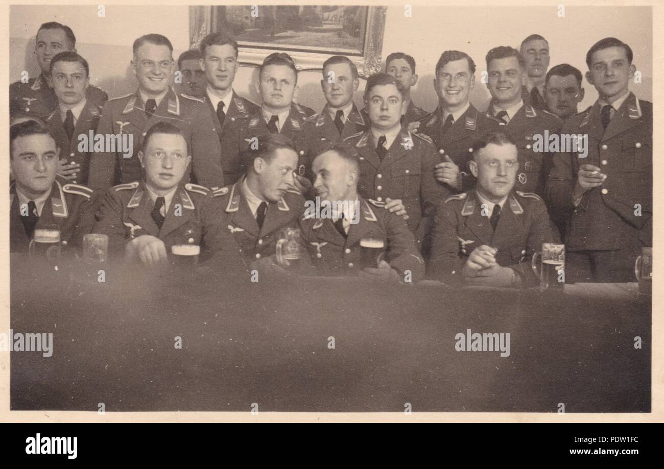 Bild aus dem Fotoalbum von Oberfeldwebel Karl gendner von 1. Staffel, Kampfgeschwader 40:Kameraden Abend für das fliegende Personal der 8./KG 355 in Uffenheim, Januar 1938. Stockfoto