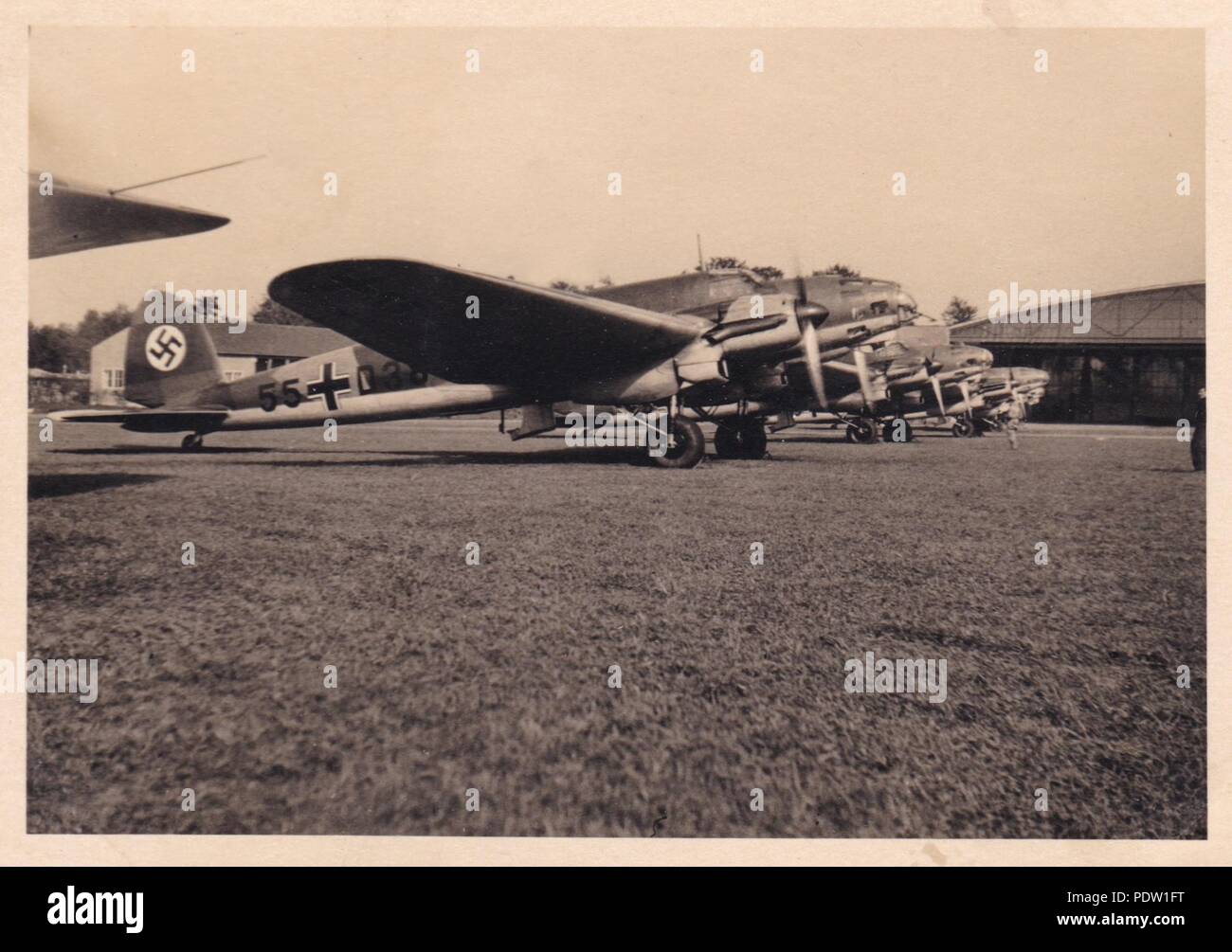 Bild aus dem Fotoalbum von Oberfeldwebel Karl gendner von 1. Staffel, Kampfgeschwader 40: Heinkel He 111 E-1 s der 8./KG 355 laufen die Motoren vor dem Take-off aus Giebelstadt Airfield im Oktober 1938, während das Sudetenland Krise Stockfoto