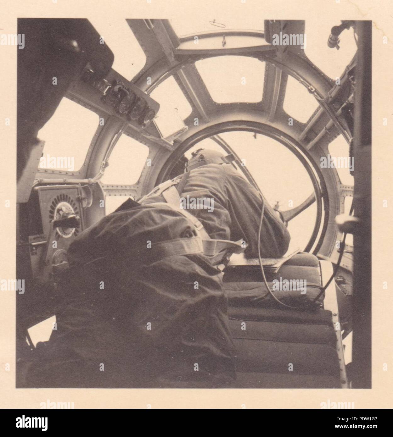 Bild aus dem Fotoalbum von Oberfeldwebel Karl gendner von 1. Staffel, Kampfgeschwader 40: Karl Gendner des Beobachters, mans seine Position in einer Heinkel He 111 E-1 der 8./KG 355 während der Deutschen Einstieg in das Sudetenland im Oktober 1938. Stockfoto