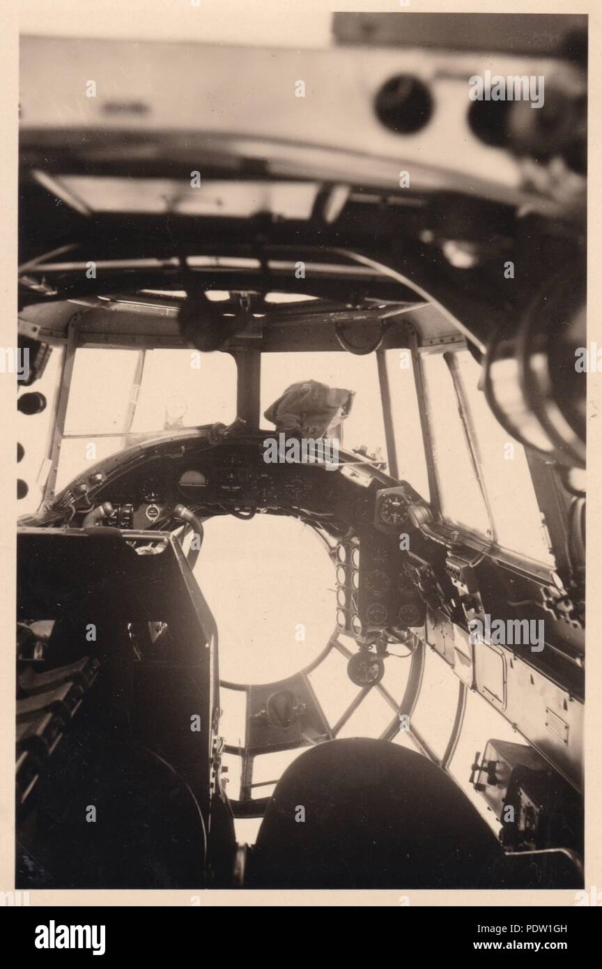 Bild aus dem Fotoalbum von Oberfeldwebel Karl gendner von 1. Staffel, Kampfgeschwader 40: Innenansicht des Cockpit einer Heinkel He 111 E-1 der 8./KG 355, 1938. Stockfoto