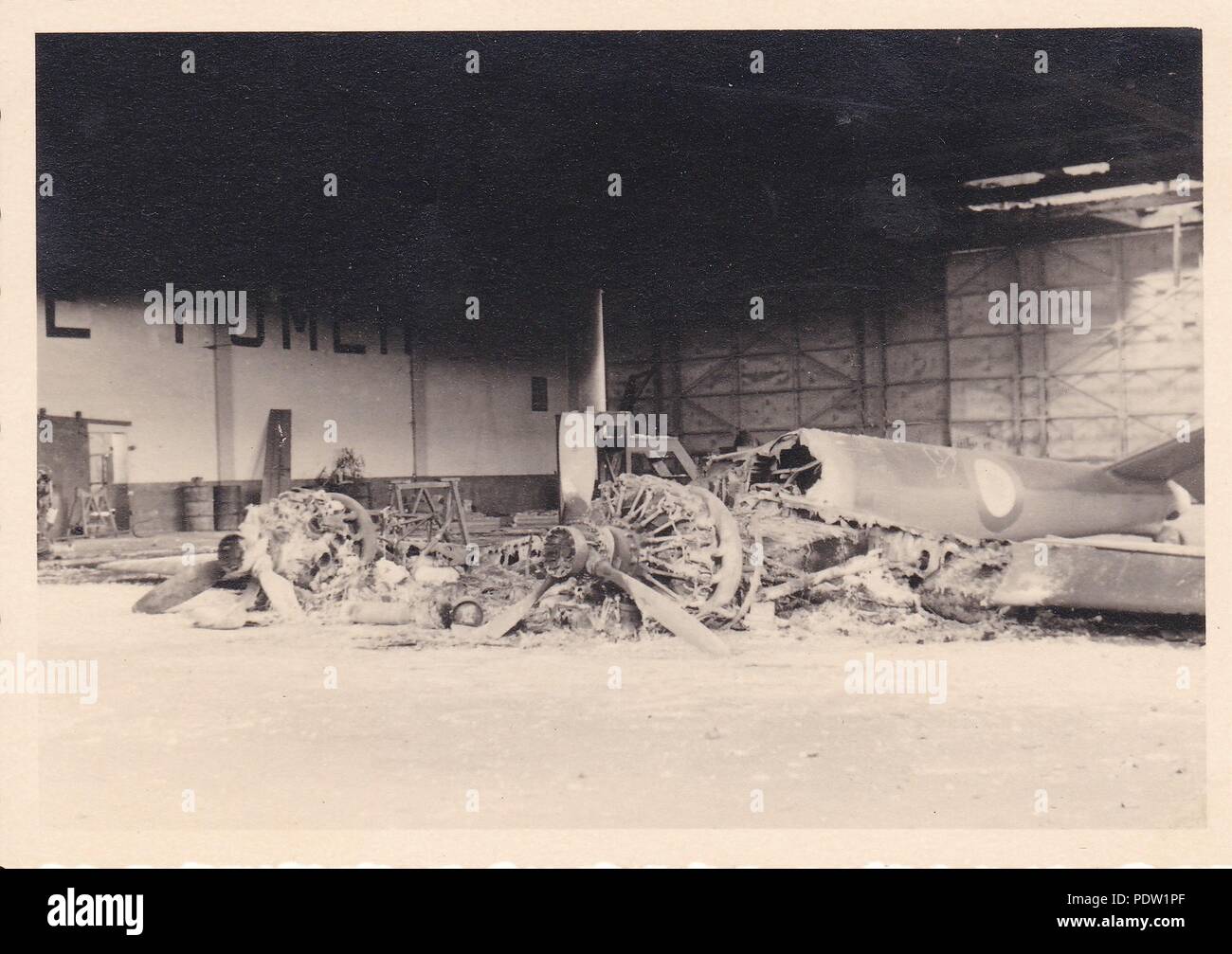 Bild aus dem Fotoalbum von Oberfeldwebel Karl gendner von 1. Staffel, Kampfgeschwader 40: Eine französische Bomber in Le Bourget Flugplatz, in der Nähe von Paris, durch deutsche Bomben Sommer 1940 zerstört. Karl Gendner war ein Pilot mit 3./KGzbV 1 zu dieser Zeit. Stockfoto