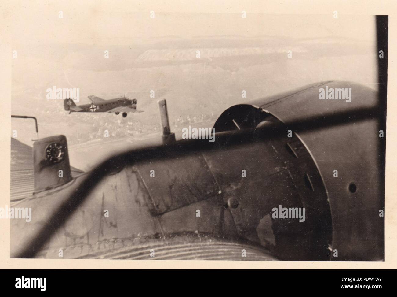 Bild aus dem Fotoalbum von Oberfeldwebel Karl gendner von 1. Staffel, Kampfgeschwader 40: Ein Luft-zu-Ansicht von Junkers Ju 52/3 m1 Z + AL 3./KGzbV 1, wie aus einer anderen Ju 52 der Einheit gesehen, während ein Flug nach Frankreich am 1. Juni 1940. Karl Gendner war ein Pilot mit 3./KGzbV 1 zu dieser Zeit. Stockfoto