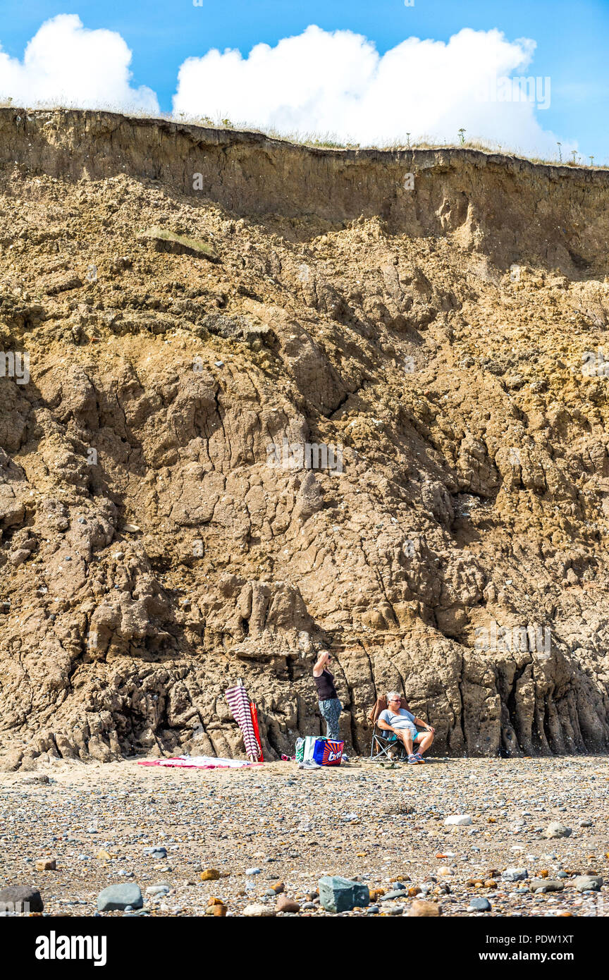 Familie Gruppe genießen die warme und sonnige Wetter entlang der Nordsee küste in Skipsea unter den schnellsten erodieren Küste in Großbritannien. Stockfoto