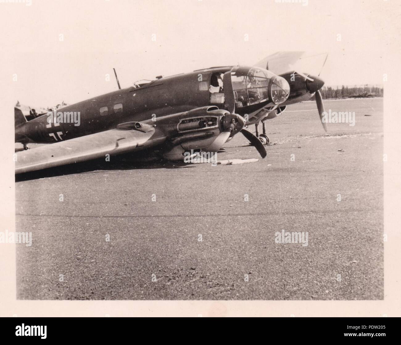 Bild aus dem Fotoalbum von Oberfeldwebel Karl gendner von 1. Staffel, Kampfgeschwader 40:abgestürzte Heinkel He 111 1 H+LS des 8./KG 26, crash-im Oslo Flugplatz gelandet von OBLT. Horst von Besseron am 9. April 1940, nachdem sie von der Flak getroffen. Gendner war ein Pilot mit 3./KGzbV 1 zu dieser Zeit. Stockfoto