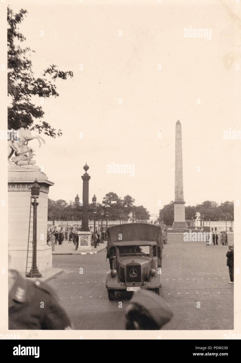 Bild aus dem Fotoalbum von Oberfeldwebel Karl gendner von 1. Staffel, Kampfgeschwader 40:Luftwaffe Trucks vorbei an der Obelisk von Luxor auf dem Place de la Concorde in Paris besetzten, Juli 1940. Gendner war ein Pilot mit 3./KGzbV 1 zu dieser Zeit. Stockfoto