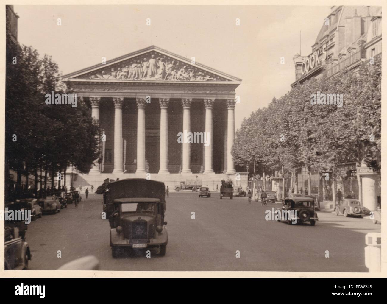 Bild aus dem Fotoalbum von Oberfeldwebel Karl gendner von 1. Staffel, Kampfgeschwader 40:Luftwaffe Trucks fahren Sie durch Deutschen besetzten Paris im Juli 1940. Gendner war ein Pilot mit 3./KGzbV 1 zu dieser Zeit. Stockfoto