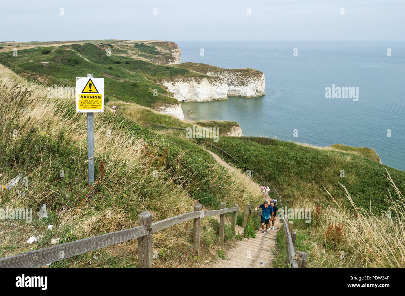 Warnschild Zugang zum Strand über die Schritte können gefährlich sein. Stockfoto