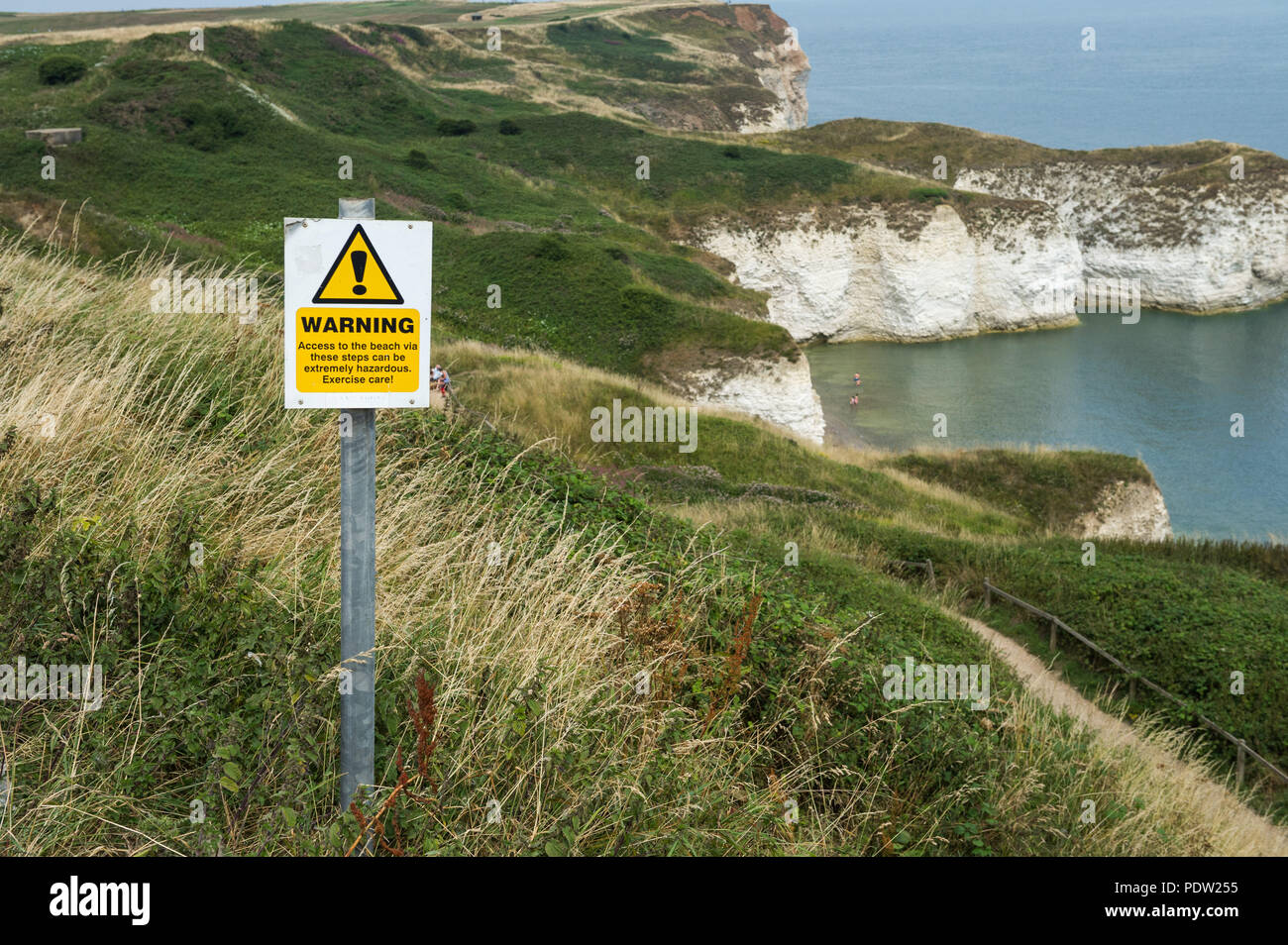 Warnschild Zugang zum Strand über die Schritte können gefährlich sein. Stockfoto