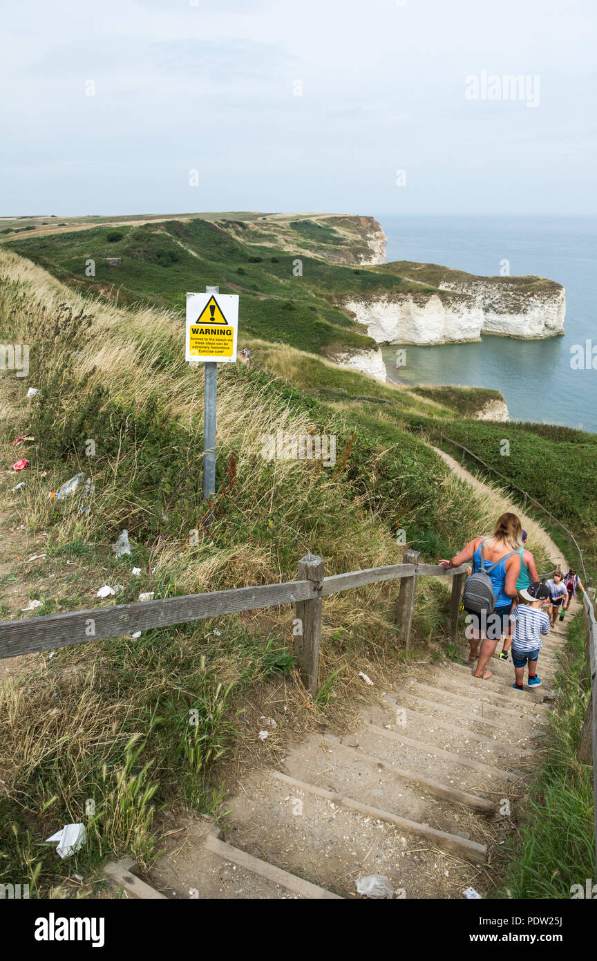 Warnschild Zugang zum Strand über die Schritte können gefährlich sein. Stockfoto