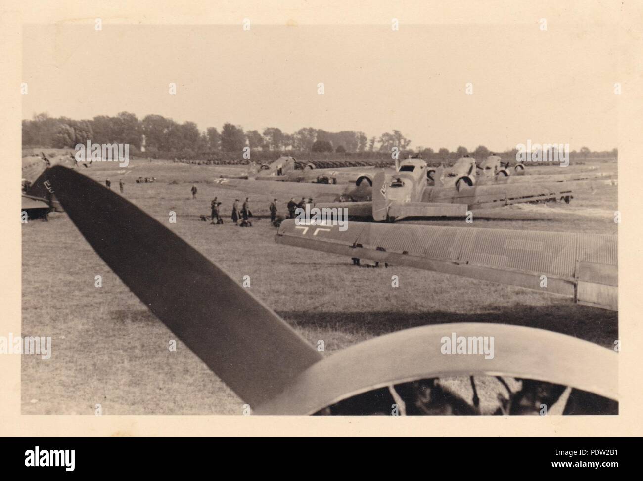 Bild aus dem Fotoalbum von Oberfeldwebel Karl gendner von 1. Staffel, Kampfgeschwader 40: Blick aus dem Cockpit eines Junkers Ju 52/3 m Transportflugzeug der 3./KGzbV 9, wie es auf einem Landeplatz in Polen zieht zu anderen Ju 52, September 1939. Karl Gendner war ein Pilot mit diesem Gerät zu der Zeit. Stockfoto