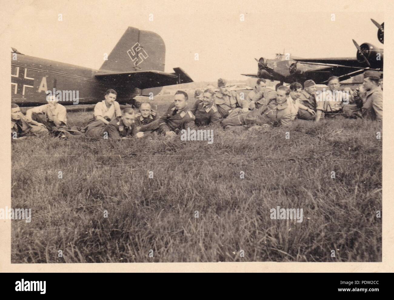 Bild aus dem Fotoalbum von Oberfeldwebel Karl gendner von 1. Staffel, Kampfgeschwader 40: Karl Gendner (vierter von rechts) und anderen Besatzungsmitglieder aus 3./KGzbV 9 zwischen den Missionen neben ihrem Junkers Ju 52/3 m Transportflugzeug in Deblin Flugplatz, Polen entspannen im September 1939. Stockfoto