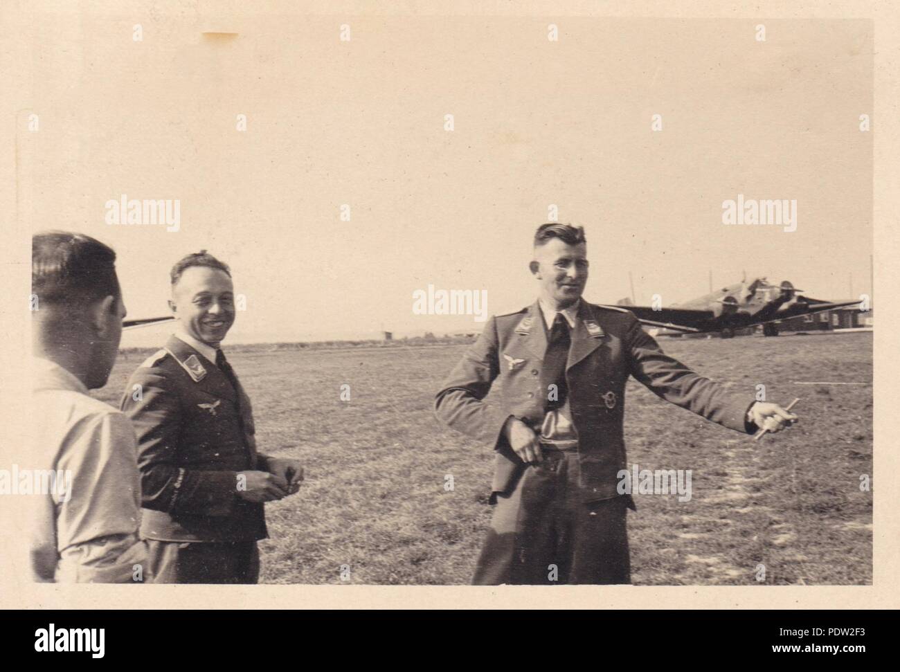 Bild aus dem Fotoalbum von Oberfeldwebel Karl gendner von 1. Staffel, Kampfgeschwader 40: Oberleutnant Leo Drengk, staffelkapitän 3./KGzbV 9, Gespräche zu anderen Luftwaffe Offiziere an Lüben Flugplatz in Ostdeutschland während der Polen Kampagne im September 1939. Eine Reihe von Junkers Ju 52/3 m Transportflugzeug der 3./KGzbV 9 im Hintergrund gesehen werden kann. Stockfoto