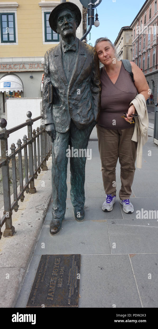 Triest, Italien, 7. Juli 2018: Die Weiblichen reife Tourist mit Bronze Statue von James Joyce am Ponte Rosso Brücke über den Canal Grande Stockfoto