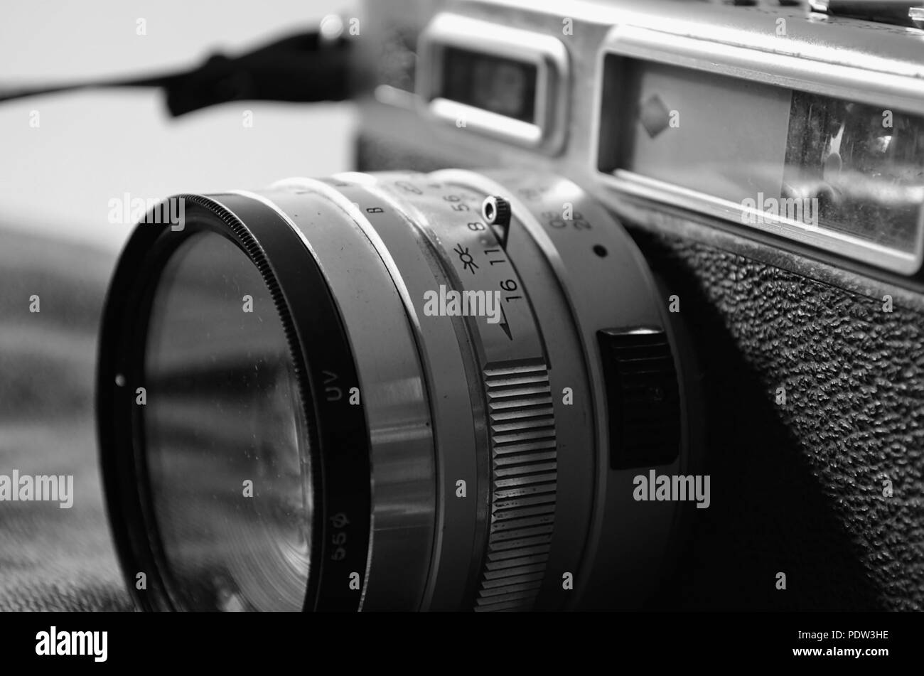 Traveller: Alte Spiegelreflexkamera und alte Jeans Stockfoto