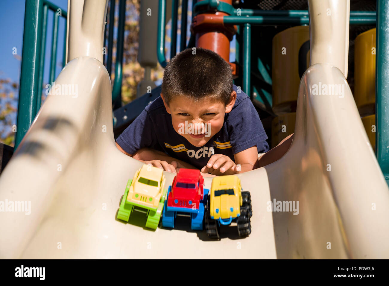 Little Boy glücklich beobachten Spielzeug-LKW auf der Rutschbahn HERR © Myrleen Pearson.... Ferguson Cate Stockfoto