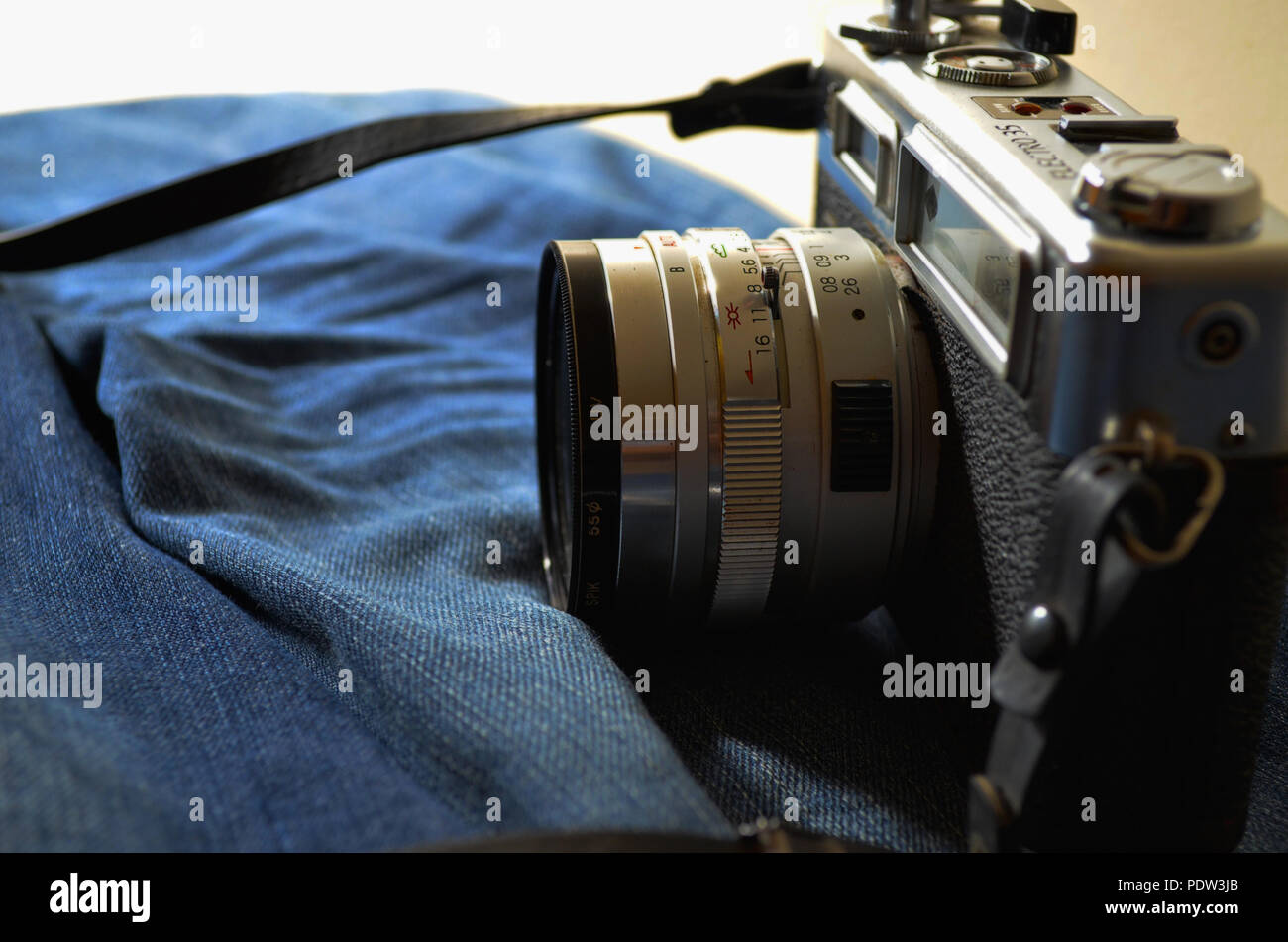 Traveller: Alte Spiegelreflexkamera und alte Jeans Stockfoto