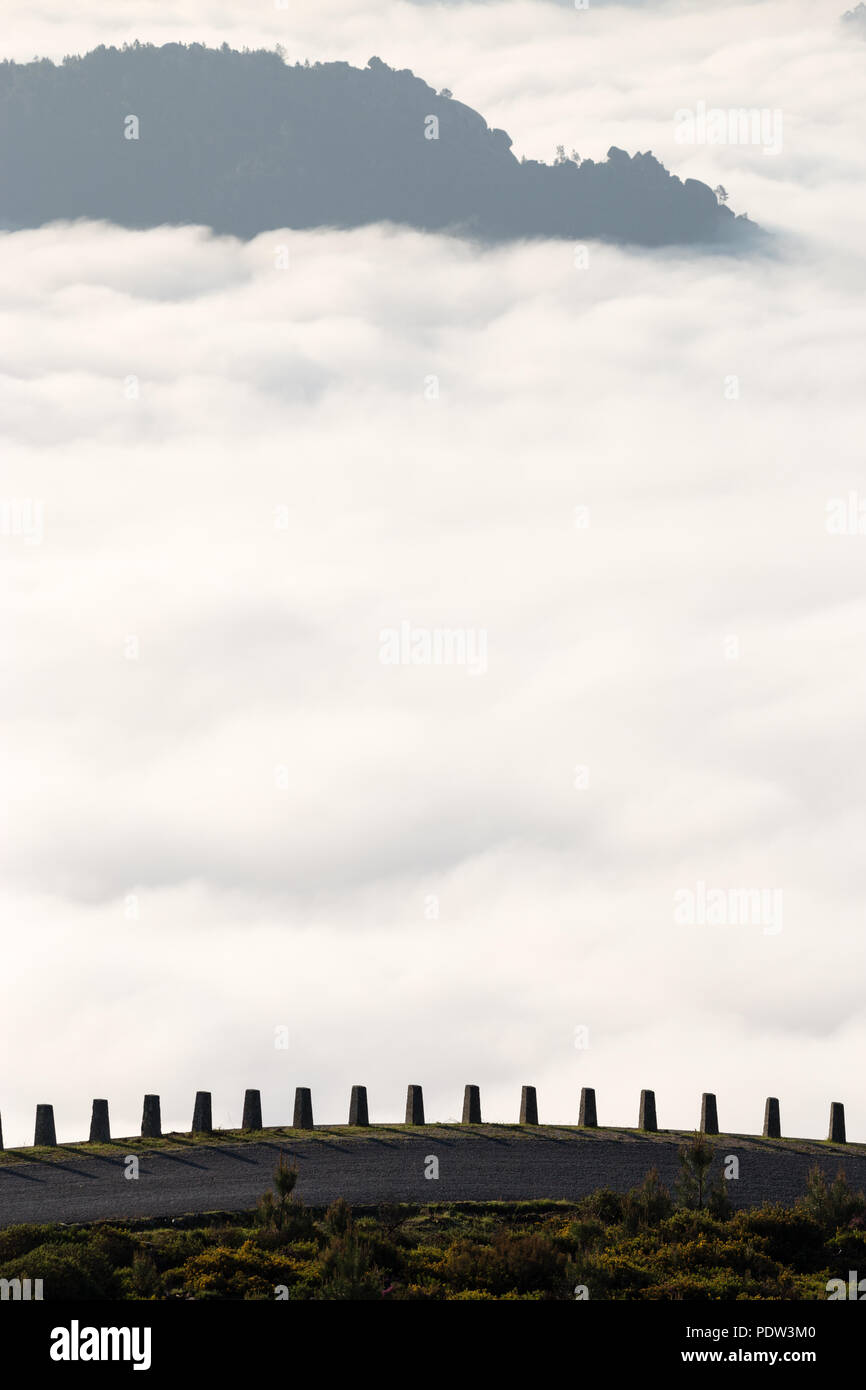 Geschwungene Bergstraße im Nebel, peneda-geres National Park, Portugal Stockfoto