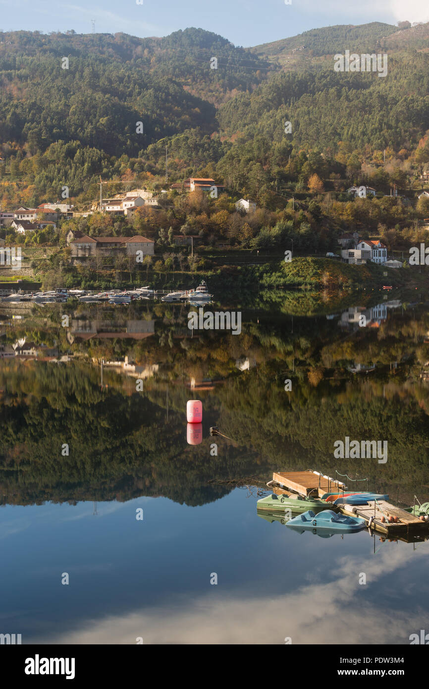 Sportboote, Miete der Boote, auf dem Damm Canicada See, im Herbst, Rio Caldo, Naestved, Minho, Portugal Stockfoto