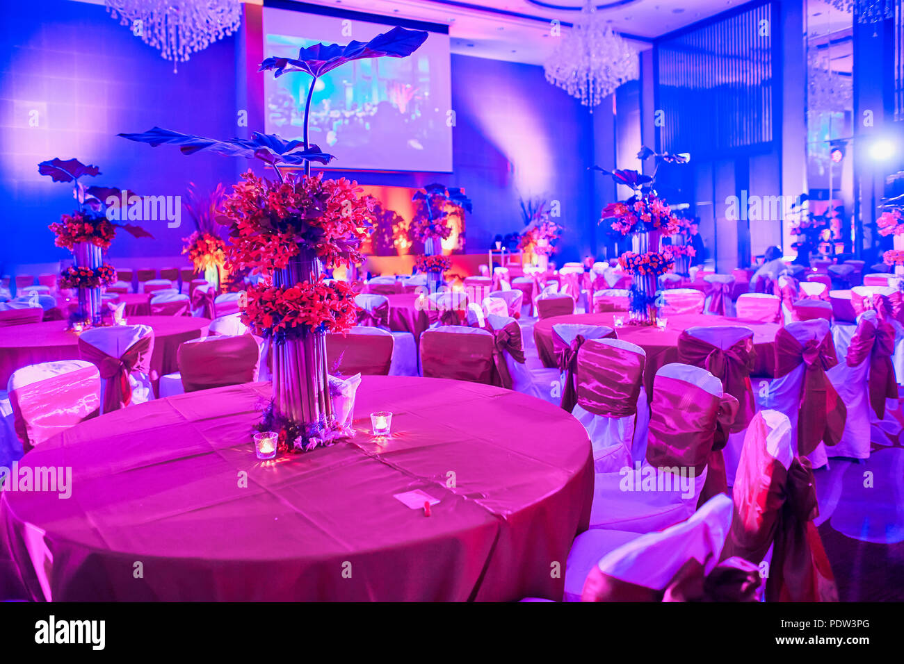 Luxus und bunte Hochzeitsfeier Dinner Table Setup mit Blumenstrauß Blume Dekoration in Blau Rosa Theme für sangeet Night Party der traditionellen Indi Stockfoto