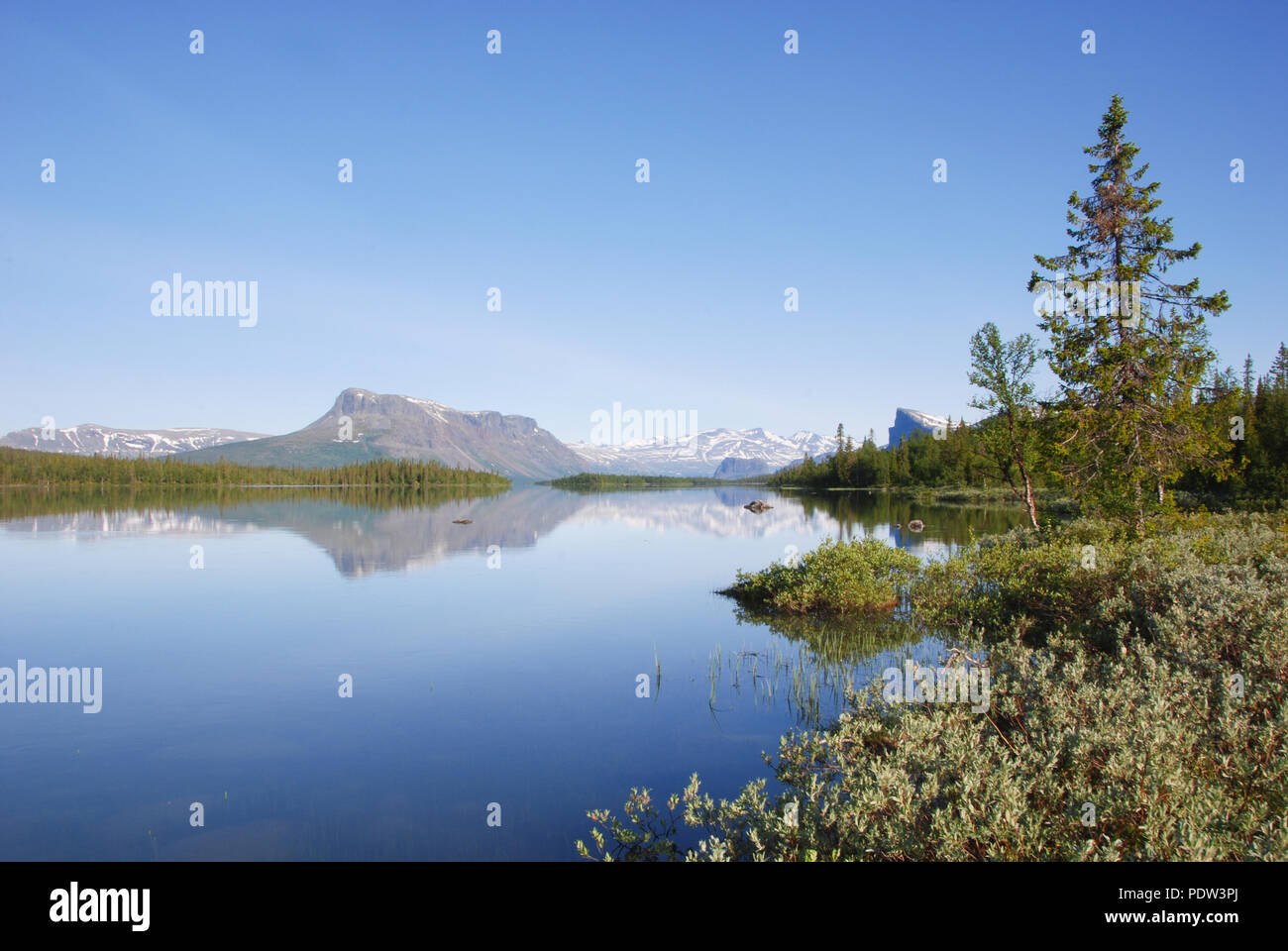 Die Schönheit der Wildnis Laponia - See Laitaure Wasser Reflexionen. Stockfoto