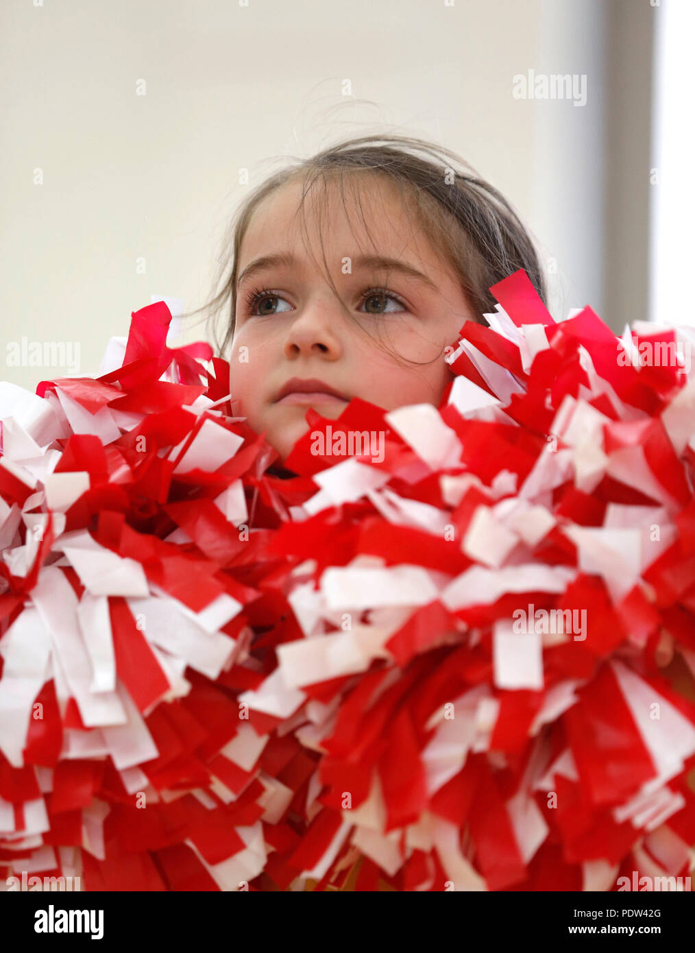 Ein vier Jahre altes Mädchen beteiligt sich an einem CHEERLEADING Klasse. Stockfoto