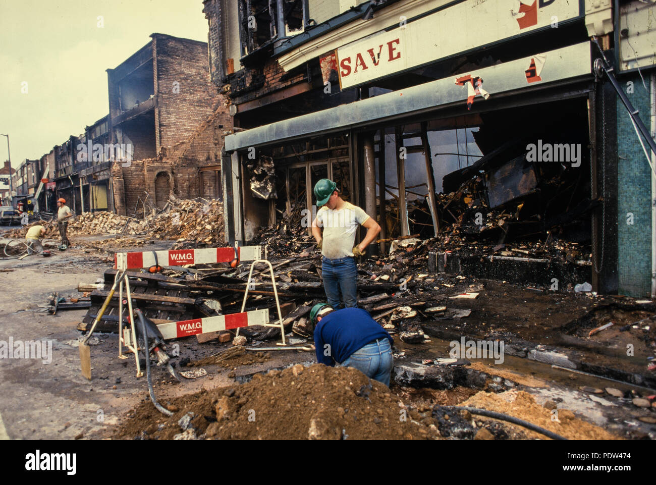 Handsworth Unruhen, Birmingham, engalnd September 1985 Die zweite handsworth Ausschreitungen fand im Handsworth Bezirk von Birmingham, West Midlands, vom 9. bis 11. September 1985. Die Unruhen waren angeblich durch die Festnahme eines Mannes, der in der Nähe des Cafe Acapulco, Lozells und eine Polizeirazzia in der Villa Cross Public House im gleichen Bereich ausgelöst. Hunderte von Menschen angegriffen und Eigentum, Plünderungen und zerschlagen, auch sie Feuer Bomben. Zwei Brüder (Kassamali Moledina, 38, und sein 44-jähriger Bruder Amirali) [1] wurden zum Tod in der Post verbrannt, dass sie liefen.[2] Zwei weitere Menschen wurden unaccou Stockfoto