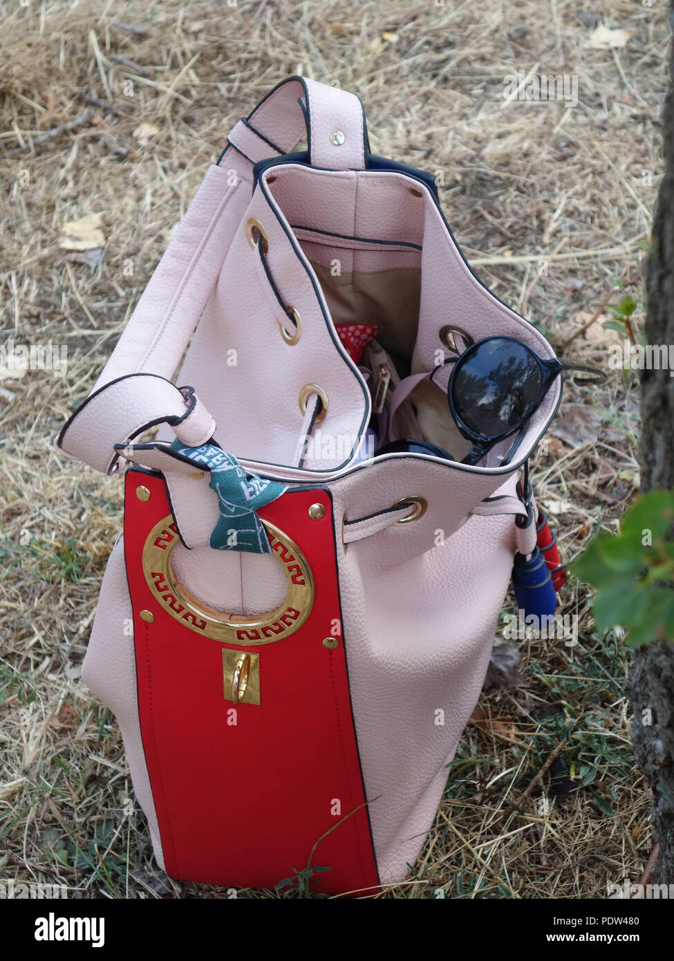 Suche in offene Frau Leder handtasche Stockfotografie - Alamy